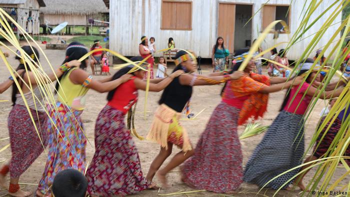Mujeres indígenas bailando en un festival.