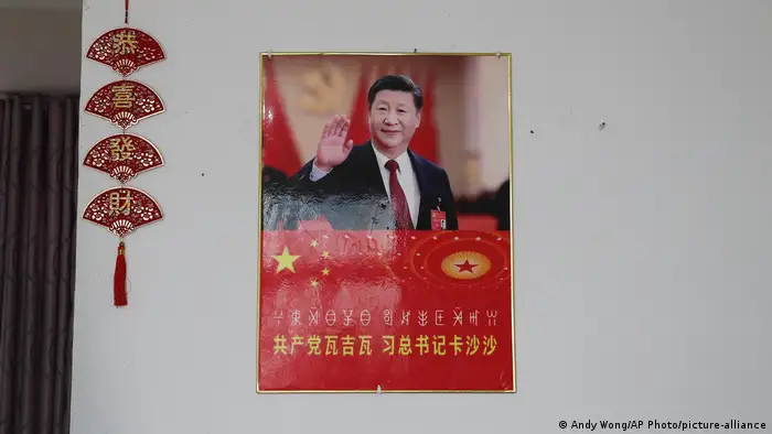 China | Xi Jingping Portrait schmückt Sozialwohungen