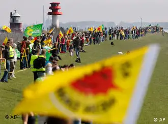 德国数十万人组成120公里人墙,抗议默克尔废除有关关闭核电站的法案