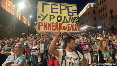 Повечето българи и голямата част от политическия елит се държат