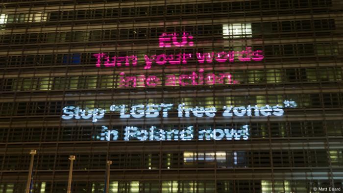 Protesta en Bruselas contra las zonas libres de LGBTI declaradas en Polonia.