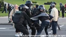  MINSK, BELARUS - SEPTEMBER 23, 2020: Riot police officers detain a participant in an unauthorized protest against the inauguration of Alexander Lukashenko as Belarus President by the Minsk - Hero City Stele. Natalia Fedosenko/TASS PUBLICATIONxINxGERxAUTxONLY TS0E8209