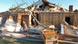 Haus mit abgedecktem Dach (Foto: AP) Haus mit abgedecktem Dach (Foto: AP)