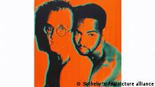 HANDOUT - 27.08.2020, USA, ---: Das unbetiteltes Werk von Andy Warhol zeigt Keith Haring (l) mit Juan DuBose - einem DJ sowie Partner und Liebhaber von Haring, der 1988 an Aids verstarb. Haring und DuBose hatten fünf Jahre lang eine leidenschaftliche Beziehung. Rund 30 Jahre nach dem Tod des US-Künstlers Keith Haring (1958-1990) wird dessen persönliche Kunstsammlung im Auktionshaus Sotheby's in New York versteigert. Die Online-Versteigerung soll vom 24. September bis zum 1. Oktober laufen. Foto: -/Sotheby's/dpa - ACHTUNG: Nur zur redaktionellen Verwendung im Zusammenhang mit einer Berichterstattung über die Auktion und nur mit vo...