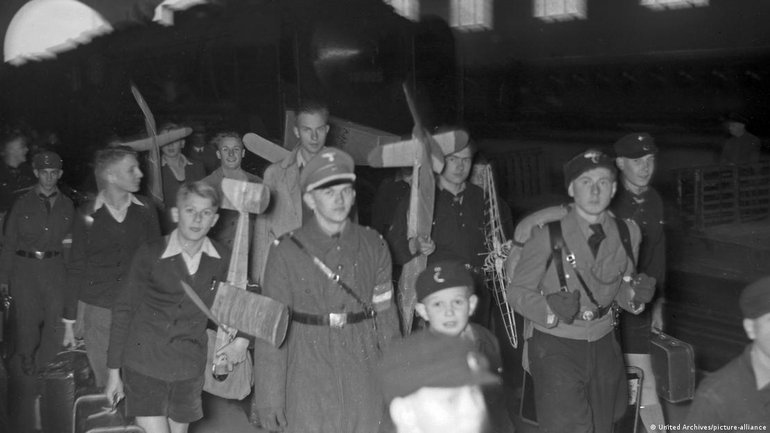 Немецкие дети в сопровождении военнослужащего, 1940-е годы