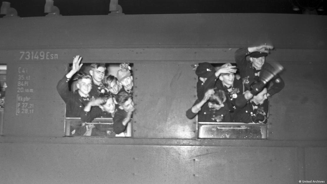 Дети возвращаются на поезде из лагеря, Берлин, 1940-е годы