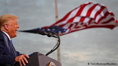 Symbolbild America First | Präsident Trump vor US-Flagge (Tom Brenner/Reuters)