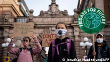 25.09.2020 *** Swedish climate activist Greta Thunberg (C) takes part in a Fridays For Future protest in front of the Swedish Parliament (Riksdagen) in Stockholm on September 25, 2020. (Photo by JONATHAN NACKSTRAND / AFP)