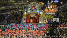 RIO DE JANEIRO, BRAZIL - FEBRUARY 24: Members of samba schools parade during the 2020 Carnival at the Sambadrome Marques de Sapucai in Rio de Janeiro, Brazil on February 24, 2020. Fabio Teixeira / Anadolu Agency | Keine Weitergabe an Wiederverkäufer.