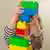 Foto simbólica de un niño jugando con bloques de colores en una imagen de archivo.