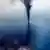 versunkene Ölplattform Deewater Horizon im Golf von Mexiko: über der Wasseroberfläche steht eine Rauchsäule. ein Ölteppich zeichnet sich ab. (Foto: AP)