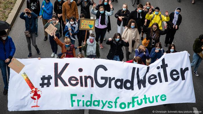Demonstranten mit Transparent #KeinGradWeiter - FridaysforFuture“