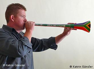 Traditionelles Roten Kunststoff Vuvuzela-Instrument Aus Südafrika, Die Von  Fußball-Fans Verwendet Lizenzfreie Fotos, Bilder und Stock Fotografie.  Image 7162327.