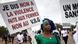 Mulher segura cartaz com dizeres "Digo não à violência contra as mulheres, não à violência de gênero", durante protesto em Bamako, Mali. Mulher segura cartaz com dizeres "Digo não à violência contra as mulheres, não à violência de gênero", durante protesto em Bamako, Mali.