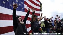 26.09.2020, USA, Portland: Mitglieder der rechtsextremistischen Proud Boys und andere rechte Demonstranten versammeln sich zu einer Kundgebung. Foto: John Locher/AP/dpa +++ dpa-Bildfunk +++ |