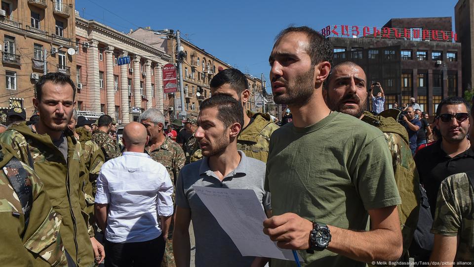 Azerbaijão bloqueia rota para Karabakh e amplia tensão com a Armênia