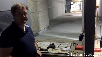 Один из клиентов Маркуса Швайгера с пистолетами и патронами в тире