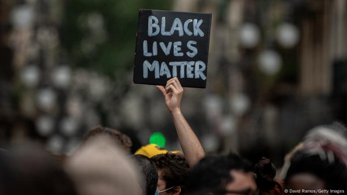 Symbolbild Black Lives Matter Schriftzug