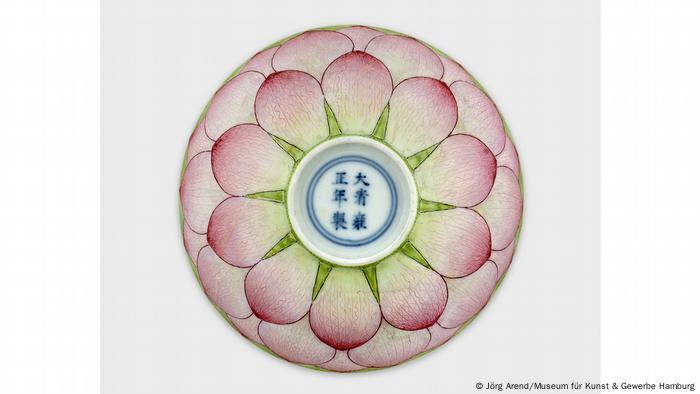 Pink plate with a blossoming flower motif