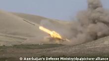 HANDOUT - 28.09.2020, Aserbaidschan, --: Dieses Bild stammt aus Aufnahmen, die das aserbaidschanische Verteidigungsministerium am Sonntag, dem 27. September 2020, veröffentlicht hat, und zeigt den Start einer aserbaidschanischen Rakete von einem Raketenwerfer an der Kontaktlinie der selbsternannten Republik Berg-Karabach, Aserbaidschan. Die Kämpfe zwischen armenischen und aserbaidschanischen Streitkräften um die umstrittene separatistische Region Berg-Karabach gingen am Montagmorgen nach dem Ausbruch am Vortag weiter, wobei sich beide Seiten gegenseitig die Schuld für die Wiederaufnahme der Angriffe zuschieben. Foto: Uncredited/Azerbaijan's Defense Ministry/dpa +++ dpa-Bildfunk +++ |