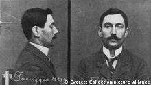 Mugshots of Vincenzo Perruggia, an employee of the Louvre Museum who stole the Mona Lisa on August 21, 1911. He was caught two years later when he offered it for sale to the Uffizi Gallery in Florence. In Italy his actions were seen as patriotic and he served only few months in jail. | Keine Weitergabe an Wiederverkäufer.