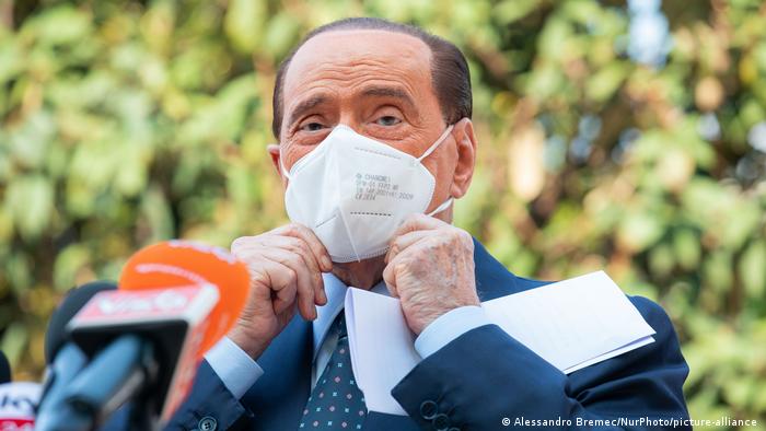 El tres veces presidente del Gobierno italiano Silvio Berlusconi sigue dando positivo al coronavirus.