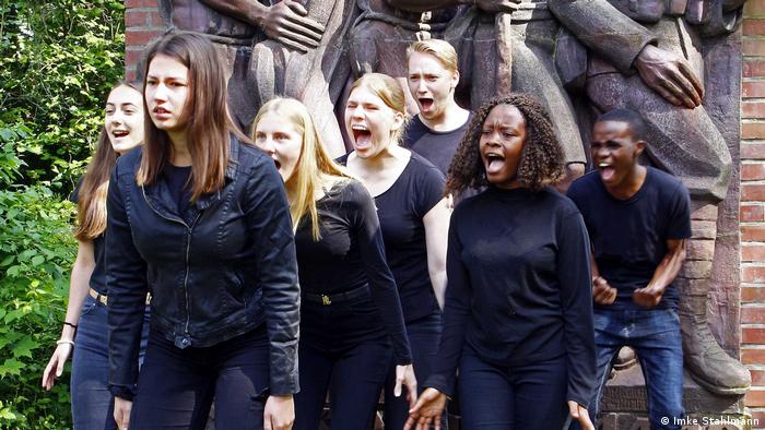 Deutschland: Performances von Schüler*innen für den Film Echoes in the Barracks