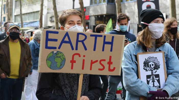 Earth first steht auf dem Plakat. Demonstration von Fridays for Future in Köln am 25.9.2020 
