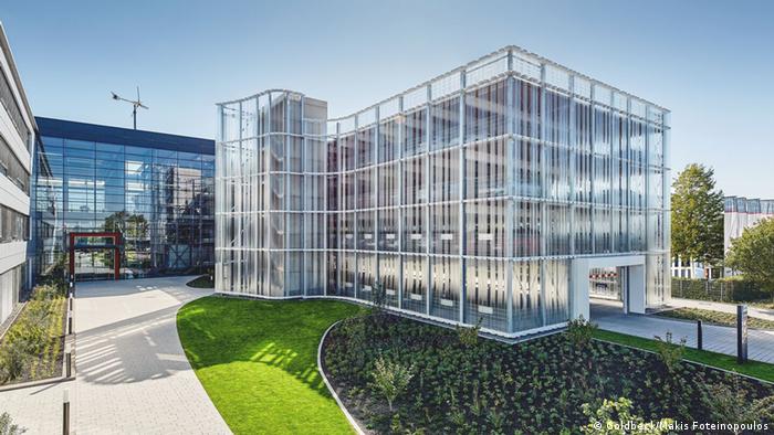 پارکینگ&zwnj;های طبقاتی حالا بیشتر مورد توجه معماران قرار می&zwnj;گیرد و با طرح&zwnj;هایی زیبا ارائه می&zwnj;شوند. برخی از شرکت&zwnj;های ساختمانی مانند گلد&zwnj;بک در آلمان سازه&zwnj;های ویژه&zwnj;ای (عکس) را برای مشتریان ارائه می&zwnj;دهند.