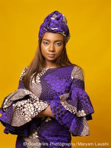 Die nigerianische Aktivistin Maryam Laushi im blauen Kleid mit Hut Die nigerianische Aktivistin Maryam Laushi im blauen Kleid mit Hut