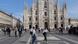 Italien maskierte Passanten auf dem Mailänder Domplatz Italien maskierte Passanten auf dem Mailänder Domplatz