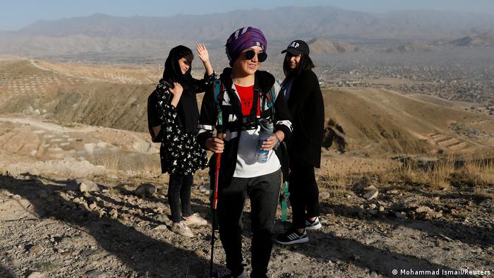 Fatima Sultani practicando con amigas en las afueras de Kabul, en septiembre de 2020.
