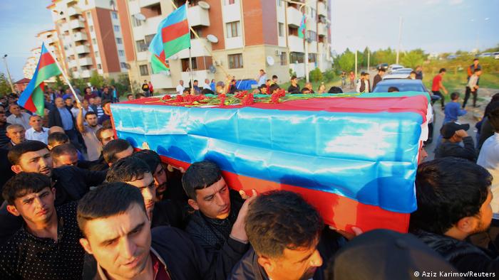 Ein aserbaischanischer Soldat wird im Bezirk Tartar zu Grabe getragen (Foto: Aziz Karimov/Reuters)