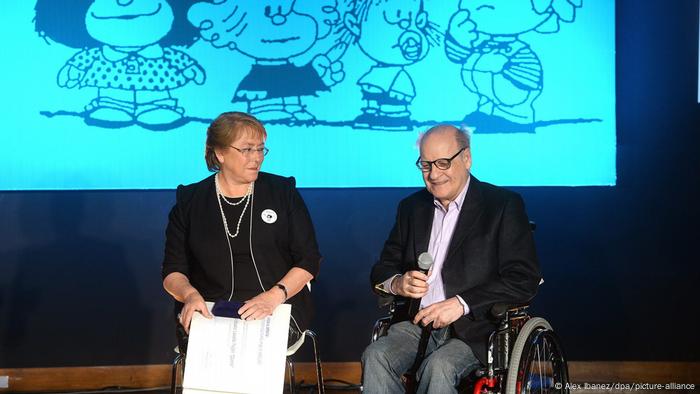 Quino y Michelle Bachelet, en Chile.