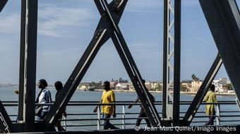 Saint-Louis I Le site est exceptionnel. Sur la rive est du fleuve, le continent. A l'ouest, un étroit cordon sableux, la Langue de Barbarie qui sépare les eaux du Sénégal de l'océan Atlantique.