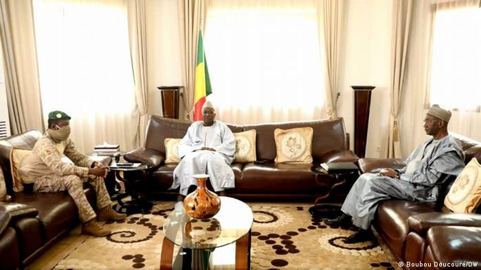Le président de la transition Bah N'Daw et le Premier ministre Moctar Ouane lors d'une rencontre avec le colonel Assimi Goïta (Archives)