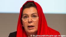 Bilder des Tages Internationale Konferenz des Roten Kreuz in Genf (151208) -- GENEVA, Dec. 8, 2015 -- Fatima Gailani, President of Afghan Red Crescent and chair of the conference, delivers a speech at the opening ceremony of the 32nd International Conference of the Red Cross and Red Crescent in Geneva, Switzerland, Dec. 8, 2015. The 32nd International Conference of the Red Cross and Red Crescent opened in Geneva s International Conference Centre on Tuesday. The International Conference, held from Dec. 8 to Dec. 10, is a unique global forum bringing together the leaders from over 190 State Parties to the Geneva Conventions of 1949 and the International Red Cross and Red Crescent Movement. ) SWITZERLAND-GENEVA-RCRC-32ND INTERNATIONAL CONFERENCE XuxJinquan PUBLICATIONxNOTxINxCHN
Images the Day International Conference the Red Cross in Geneva 151208 Geneva DEC 8 2015 Fatima Gailani President of Afghan Red Crescent and Chair of The Conference delivers a Speech AT The Opening Ceremony of The 32nd International Conference of The Red Cross and Red Crescent in Geneva Switzerland DEC 8 2015 The 32nd International Conference of The Red Cross and Red Crescent opened in Geneva S International Conference Centre ON Tuesday The International Conference Hero from DEC 8 to DEC 10 IS a Unique Global Forum bringing Together The Leaders from Over 190 State Parties to The Geneva Conventions of 1949 and The International Red Cross and Red Crescent Movement Switzerland Geneva 32nd International Conference XuxJinquan PUBLICATIONxNOTxINxCHN