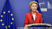 01.10.2020
European Commission President Ursula von der Leyen makes a statement regarding teh Withdrawl Agreement at EU headquarters in Brussels, Thursday, Oct. 1, 2020. The European Union took legal action against Britain on Thursday over its plans to pass legislation that would breach parts of the legally binding divorce agreement the two sides reached late last year. (Johanna Geron, Pool via AP) |