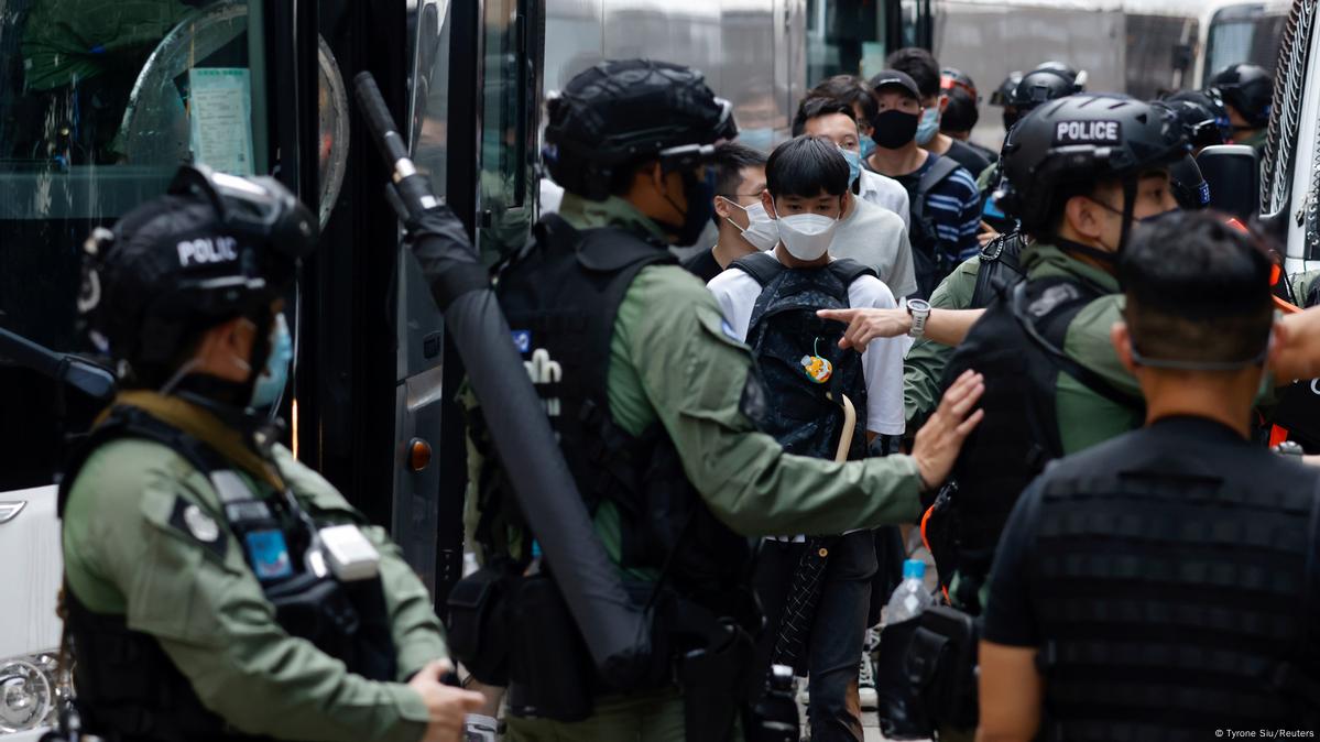 Hong Kong Police Arrest Protesters On China Holiday Dw 10 01 2020