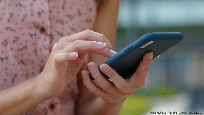 Manos de mujer con un smartphone