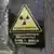 Ein Zugangsverbotsschild mit radioaktiv-Symbol (Foto: Aleksandr Burakow)