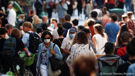 Personas con mascarilla en una calle de París, Francia.