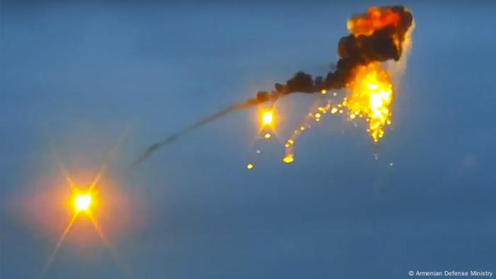 Explosion am Himmel, möglicherweise Bild einer Rakete, die eine Drohne trifft