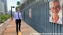 German Embassy in Indonesia held an exhibition in the context of commemoration of 30 years of German Reunification (October 3rd). German Ambassador Dr. Peter Schoof talks to DW Indonesia in Jakarta.