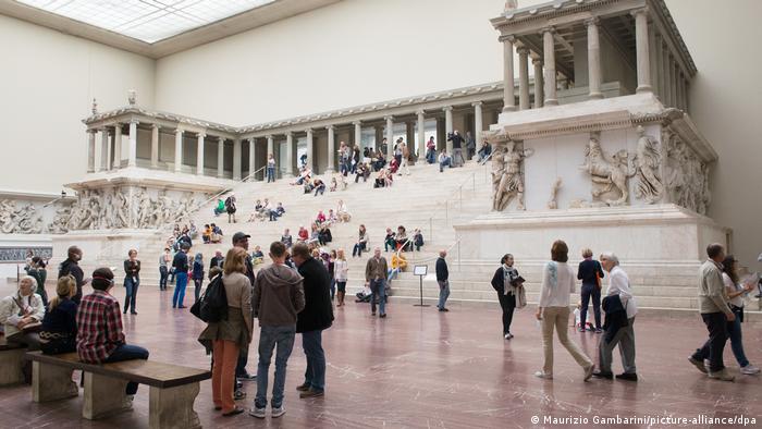 Besucher am Pergamonaltar im Pergamonmuseum Berlin