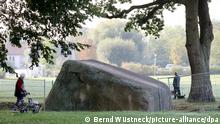 01.10.2020, Mecklenburg-Vorpommern, Altentreptow: Der Große Stein auf dem Klosterberg. Der Stein ist nach einem Schild der größte Findling auf dem Festland Deutschlands und gelangte mit der letzten Eiszeit vor etwa 10.000 Jahren hierher. Das Areal mit dem 360 Tonnen schweren Granitstein soll zu einem touristischen Ausflugsziel umgestaltet werden, entsprechende Fördermittel wurden zugesagt. Foto: Bernd Wüstneck/dpa-Zentralbild/ZB | Verwendung weltweit