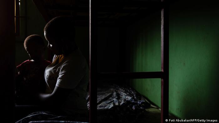 Млада жена с детето си, родено в резултат от изнасилване