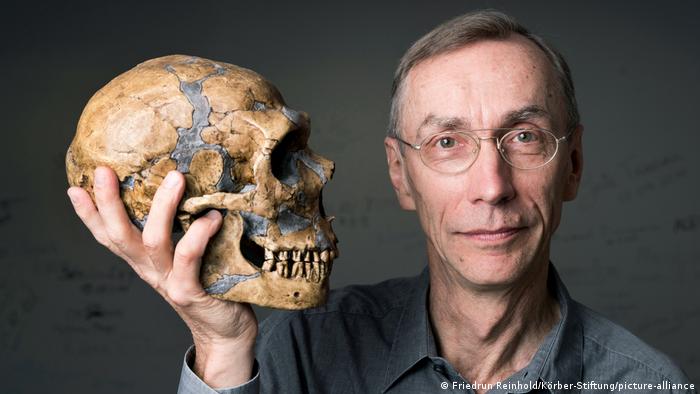 Nobelovu nagradu za medicinu 2022. dobio je švedski naučnik Svante Pebo, koji radi u Lajpcigu. Odlikovan je za svoja otkrića u oblasti istraživanja genoma i evolucije - saopštila je 3.oktobra Švedska akademija nauka. Pebo je sekvencirao genom neandertalca i takođe otkrio ranije nepoznati hominin Denisova. Nagrada će mu biti uručena na ceremoniji u Stokholmu u decembru.