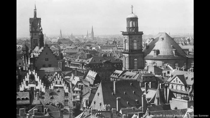 Blick vom Kirchturm auf Treppengiebel und Kirchtürme der Frankfurter Altstadt (Dr. Paul Wolff & Alfred Tritschler / Thomas Sommer)