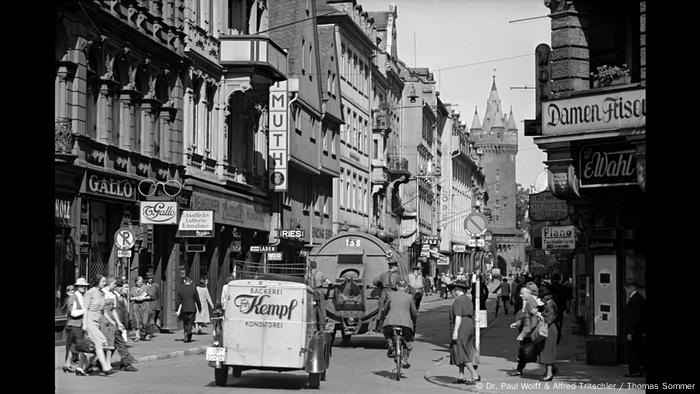 Blick in eine Frankfurter Einkaufstraße mit Passanten und Autos (Dr. Paul Wolff & Alfred Tritschler / Thomas Sommer)